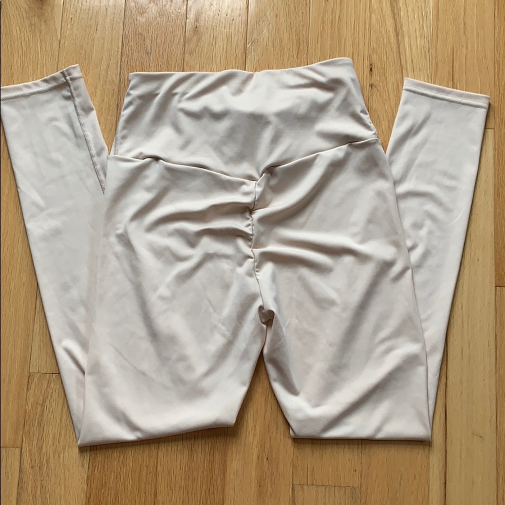 Cream Color Scrunch Butt Leggings Size Large